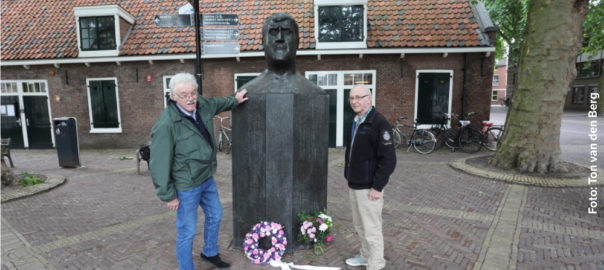 Joop en Henny bij standbeeld Anton Geesink