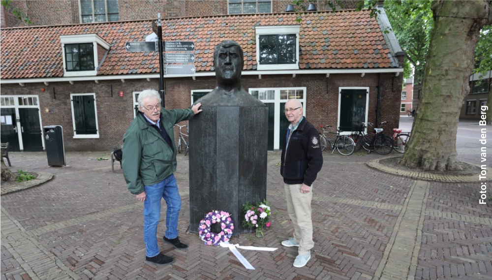 Joop en Henny bij standbeeld Anton Geesink
